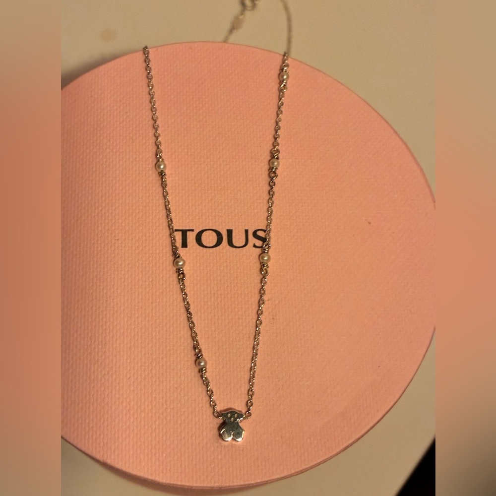 SHORT SILVER NECKLACE WITH CULTURED PEARLS AND BEAR CHARM